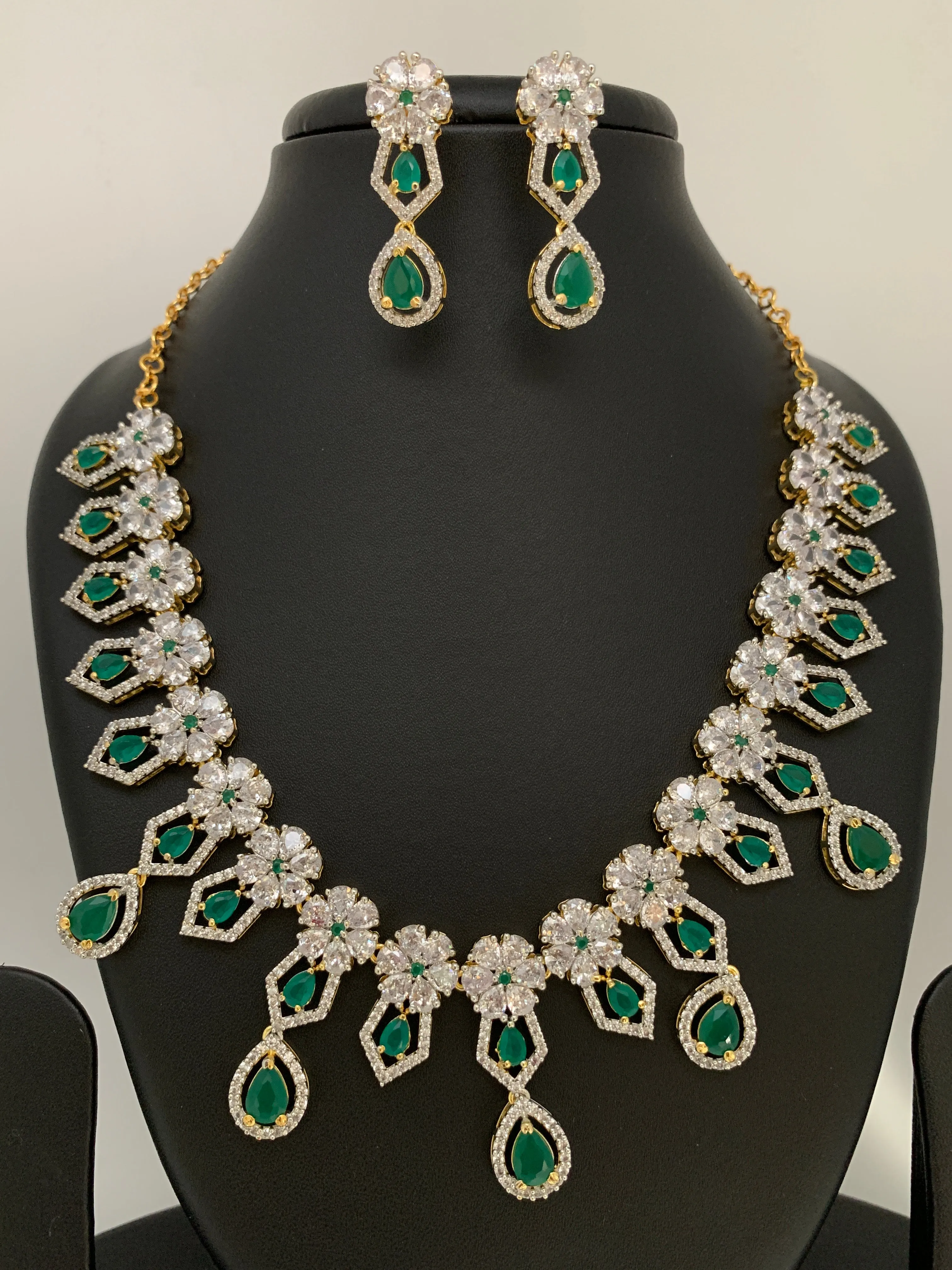 AD Green Stone Floral Links Short Necklace